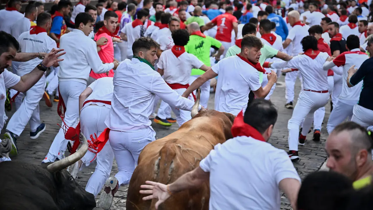 Quinto encierro de San Fermín 2025 con toros de Jandilla en el tramo de Telefónica. PABLO LASAOSA