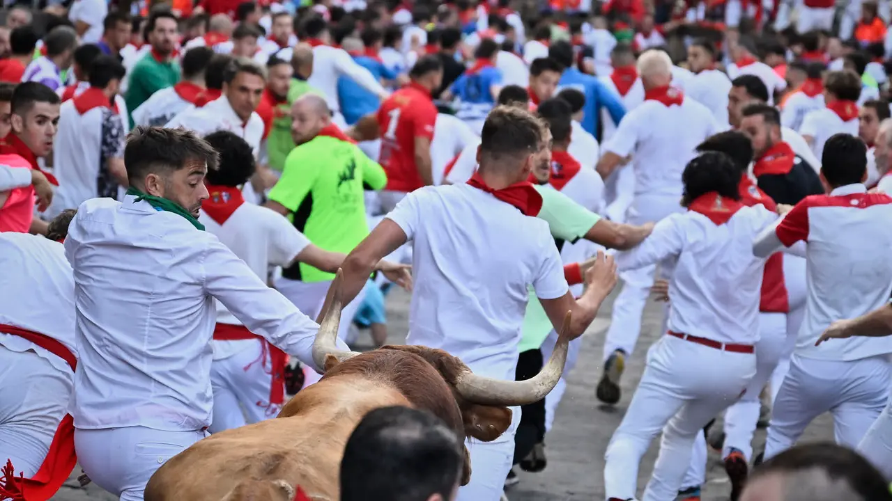 Quinto encierro de San Fermín 2025 con toros de Jandilla en el tramo de Telefónica. PABLO LASAOSA