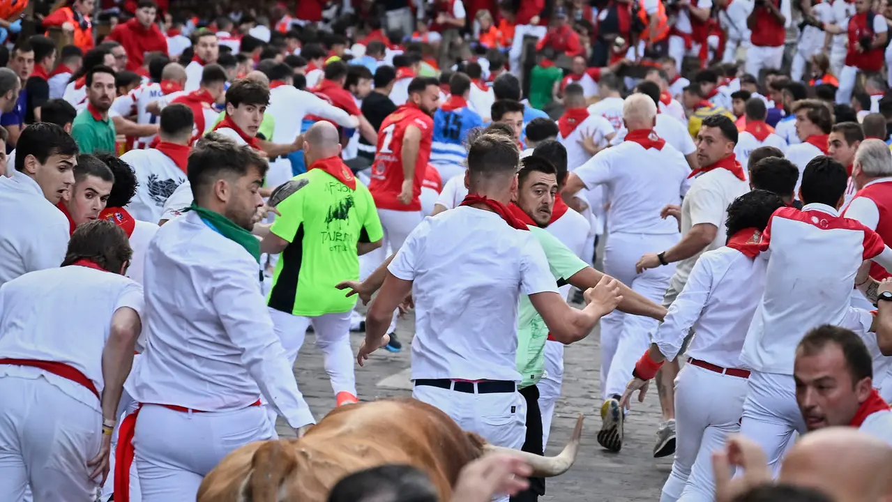 Quinto encierro de San Fermín 2025 con toros de Jandilla en el tramo de Telefónica. PABLO LASAOSA