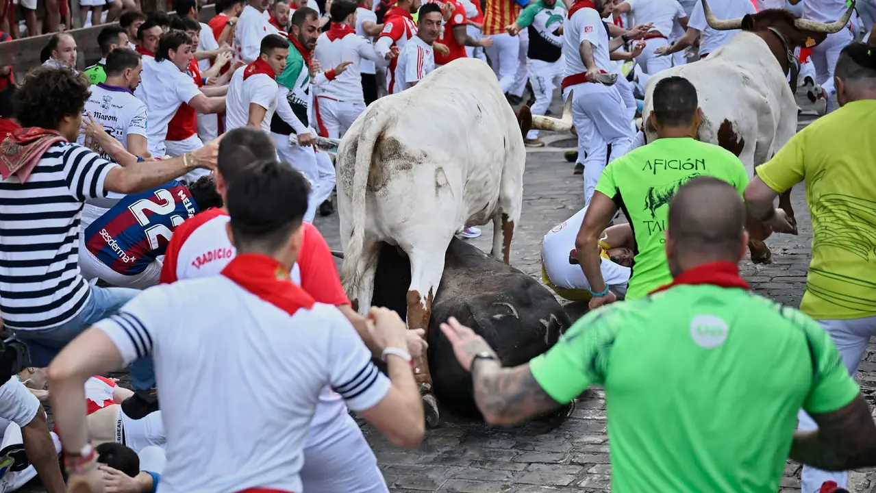 Quinto encierro de San Fermín 2025 con toros de Jandilla en el tramo de Telefónica. PABLO LASAOSA