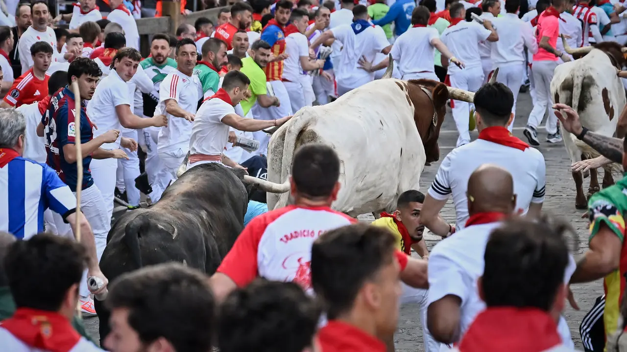 Quinto encierro de San Fermín 2025 con toros de Jandilla en el tramo de Telefónica. PABLO LASAOSA