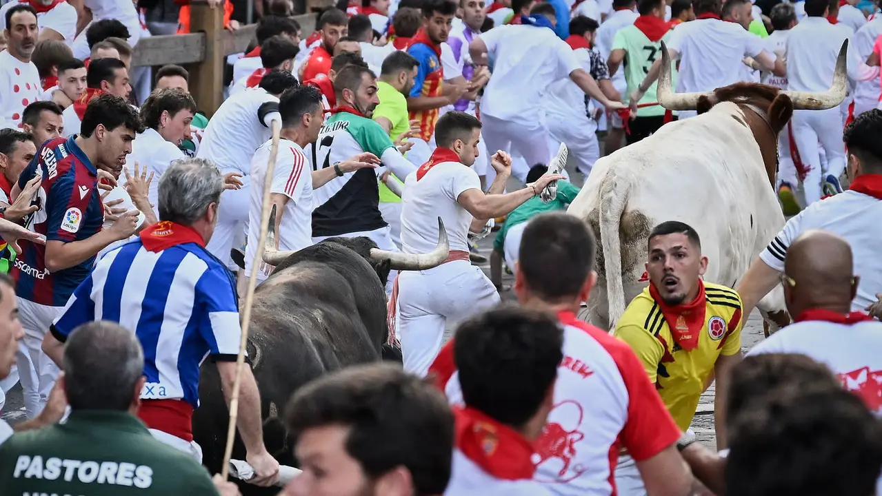 Quinto encierro de San Fermín 2025 con toros de Jandilla en el tramo de Telefónica. PABLO LASAOSA