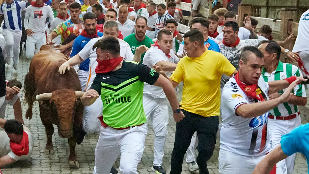 Quinto encierro de San Fermín 2025 con toros de Jandilla desde la bajada al callejón en Telefónica. IRANZU LARRASOAÑA