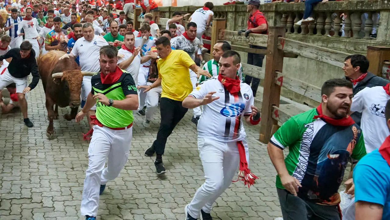 Quinto encierro de San Fermín 2025 con toros de Jandilla desde la bajada al callejón en Telefónica. IRANZU LARRASOAÑA