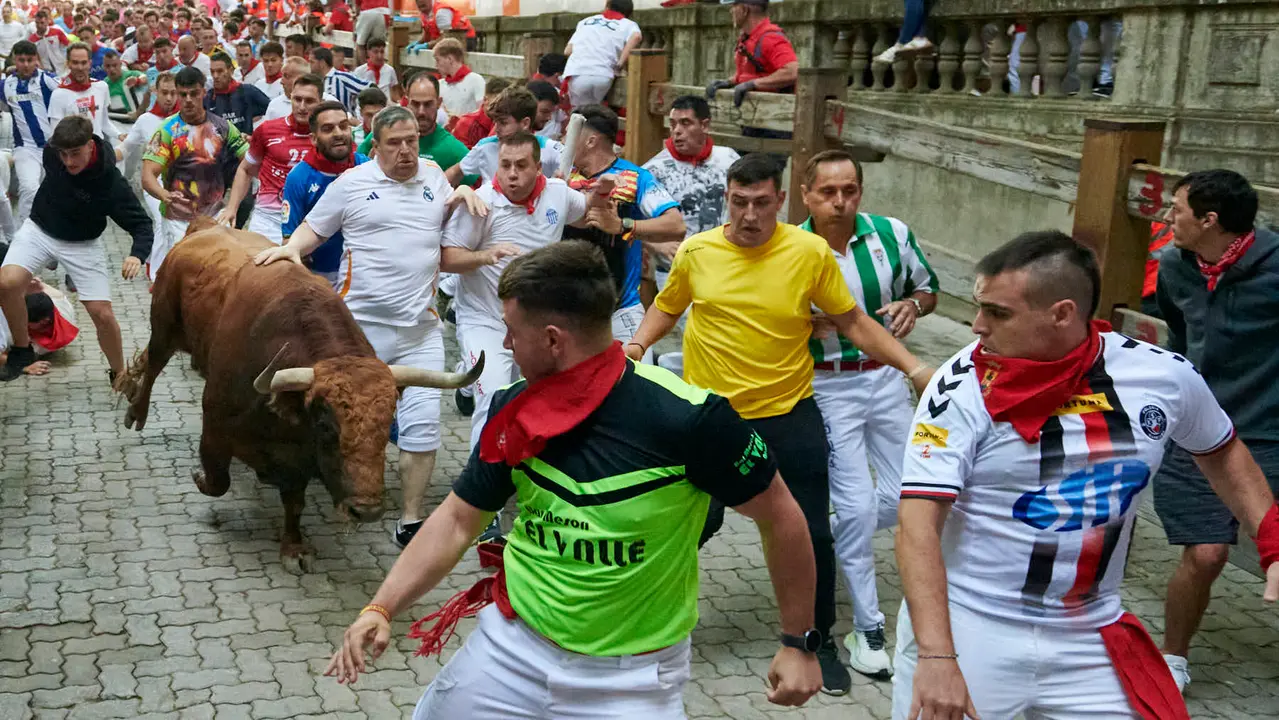 Quinto encierro de San Fermín 2025 con toros de Jandilla desde la bajada al callejón en Telefónica. IRANZU LARRASOAÑA