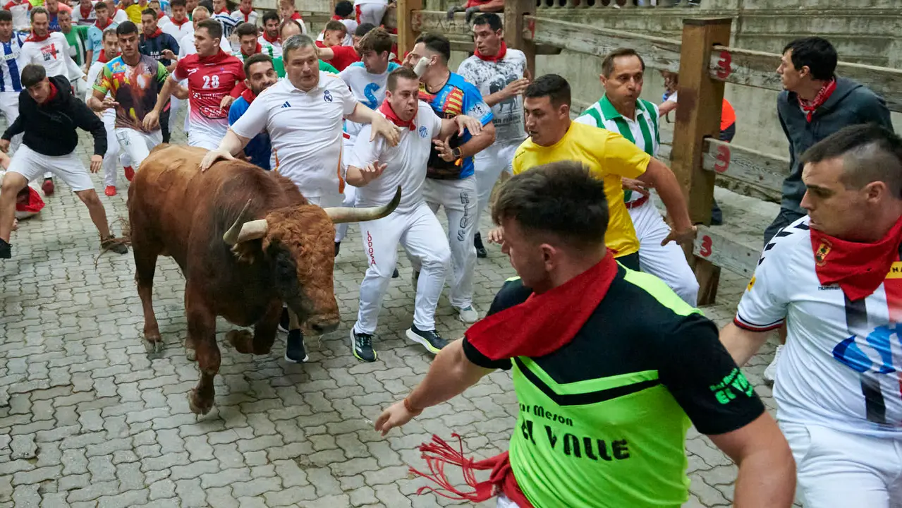 Quinto encierro de San Fermín 2025 con toros de Jandilla desde la bajada al callejón en Telefónica. IRANZU LARRASOAÑA