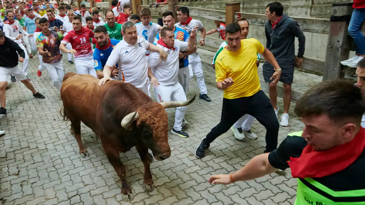 Quinto encierro de San Fermín 2025 con toros de Jandilla desde la bajada al callejón en Telefónica. IRANZU LARRASOAÑA