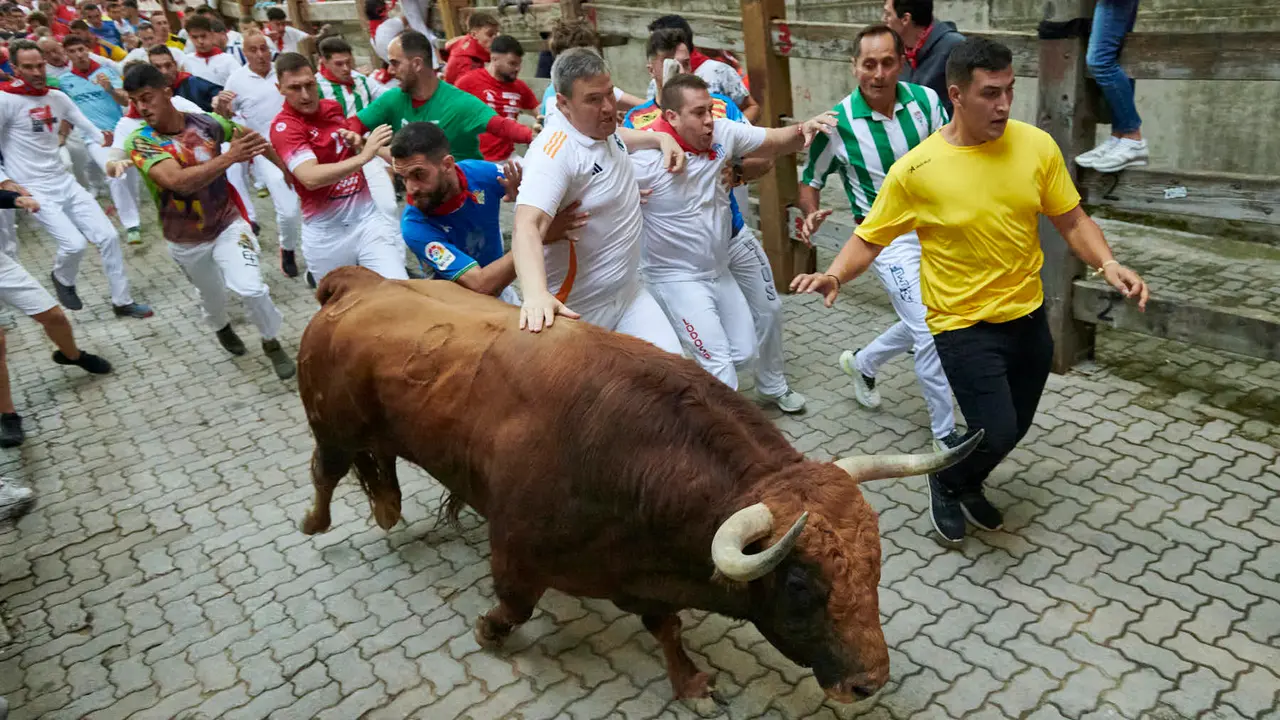 Quinto encierro de San Fermín 2025 con toros de Jandilla desde la bajada al callejón en Telefónica. IRANZU LARRASOAÑA