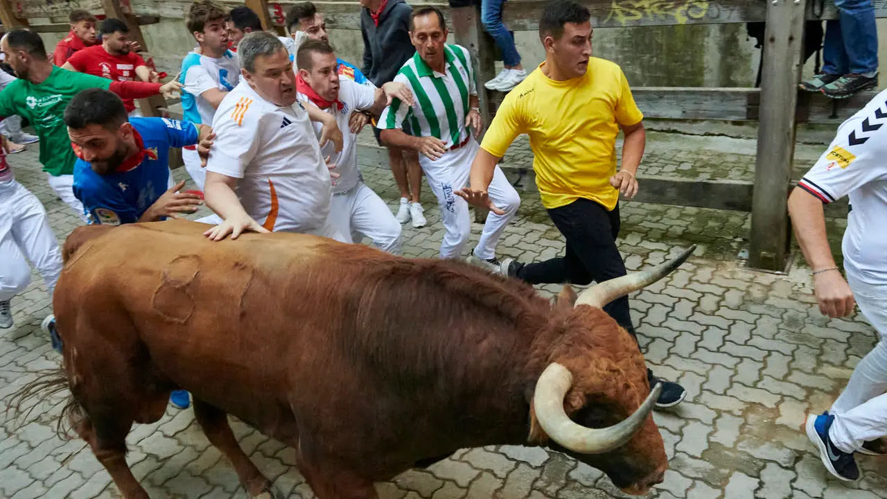 Quinto encierro de San Fermín 2025 con toros de Jandilla desde la bajada al callejón en Telefónica. IRANZU LARRASOAÑA