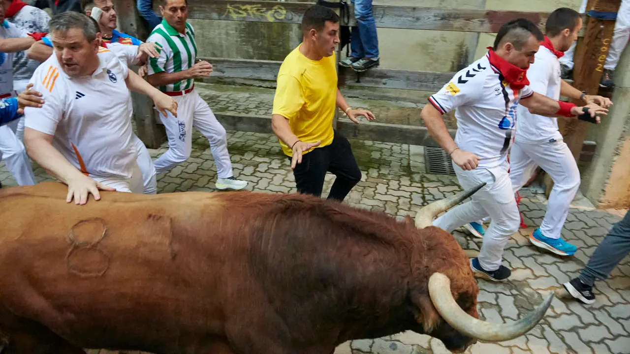 Quinto encierro de San Fermín 2025 con toros de Jandilla desde la bajada al callejón en Telefónica. IRANZU LARRASOAÑA