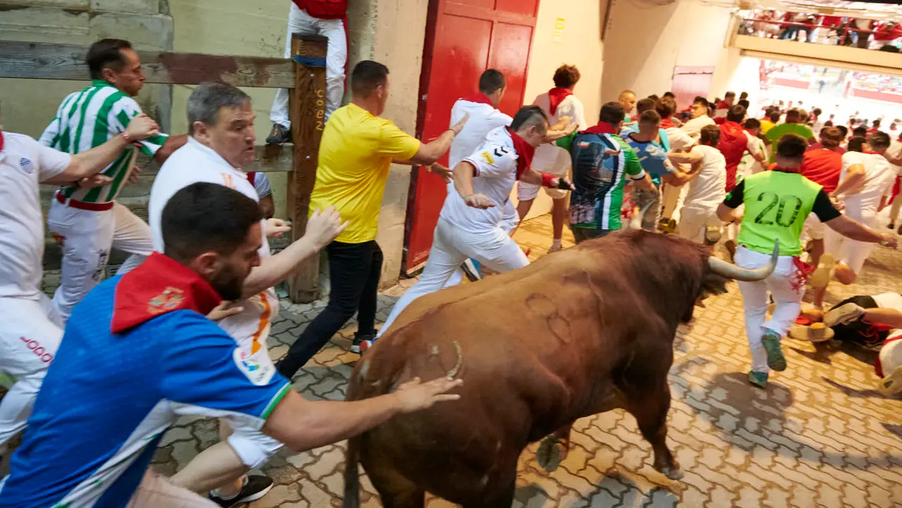 Quinto encierro de San Fermín 2025 con toros de Jandilla desde la bajada al callejón en Telefónica. IRANZU LARRASOAÑA