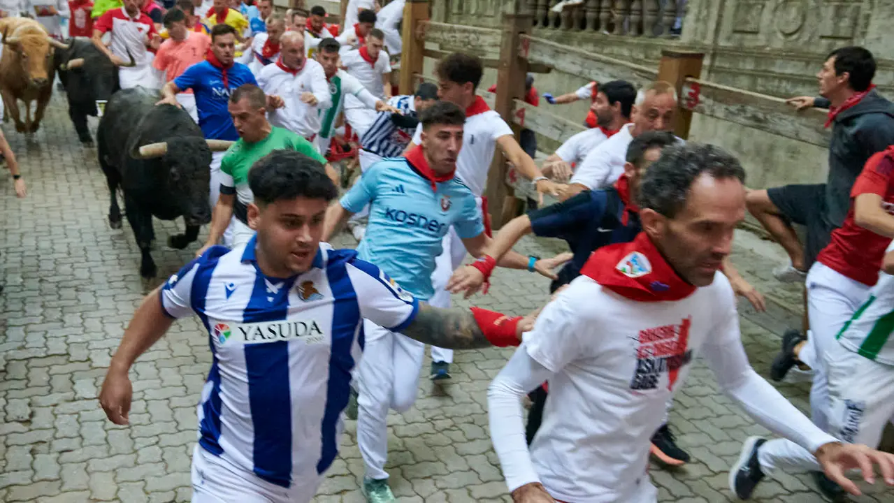Quinto encierro de San Fermín 2025 con toros de Jandilla desde la bajada al callejón en Telefónica. IRANZU LARRASOAÑA
