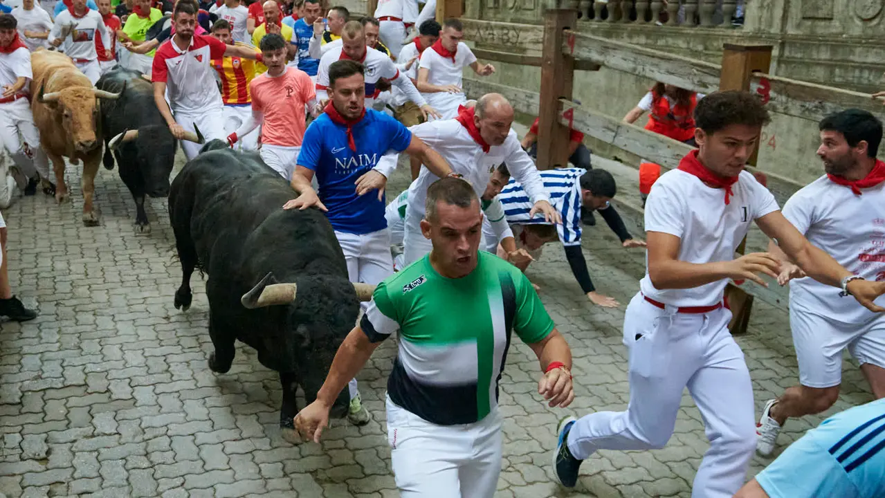 Quinto encierro de San Fermín 2025 con toros de Jandilla desde la bajada al callejón en Telefónica. IRANZU LARRASOAÑA