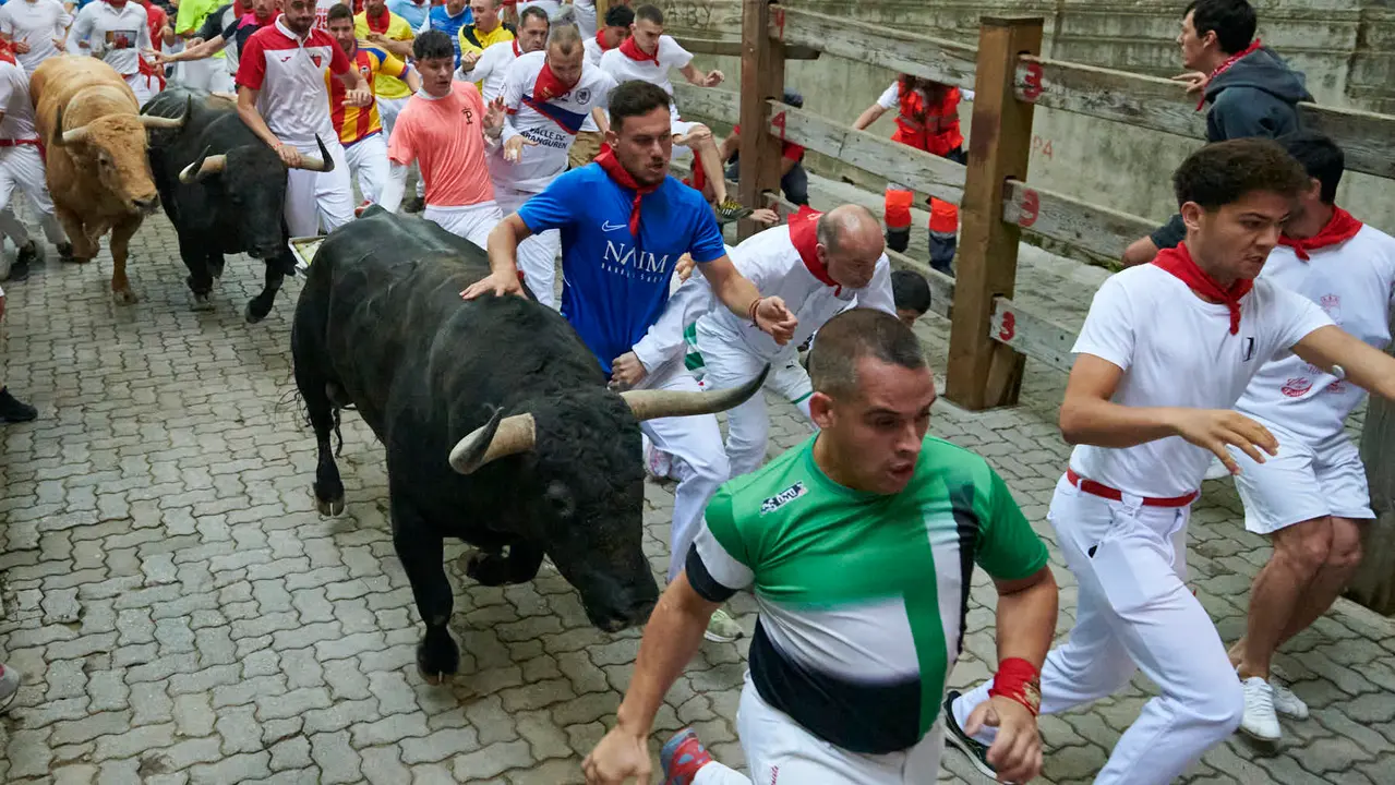 Quinto encierro de San Fermín 2025 con toros de Jandilla desde la bajada al callejón en Telefónica. IRANZU LARRASOAÑA