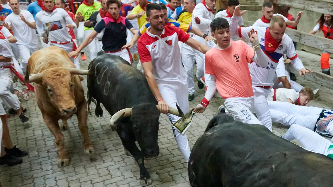 Quinto encierro de San Fermín 2025 con toros de Jandilla desde la bajada al callejón en Telefónica. IRANZU LARRASOAÑA