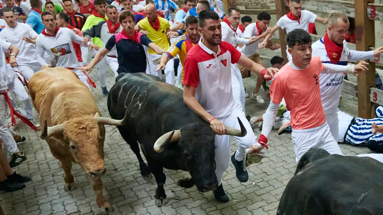 Quinto encierro de San Fermín 2025 con toros de Jandilla desde la bajada al callejón en Telefónica. IRANZU LARRASOAÑA