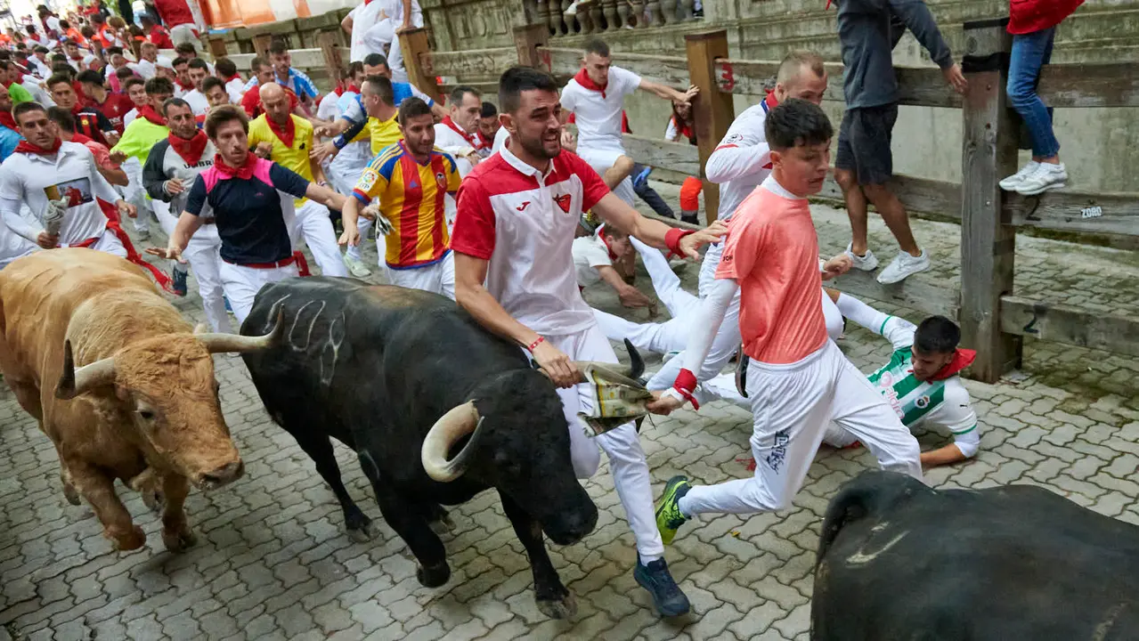 Quinto encierro de San Fermín 2025 con toros de Jandilla desde la bajada al callejón en Telefónica. IRANZU LARRASOAÑA