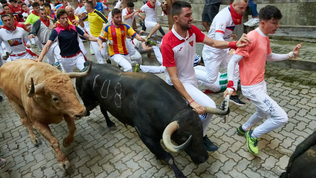 Quinto encierro de San Fermín 2025 con toros de Jandilla desde la bajada al callejón en Telefónica. IRANZU LARRASOAÑA