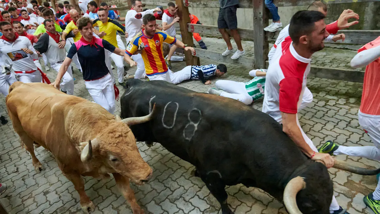Quinto encierro de San Fermín 2025 con toros de Jandilla desde la bajada al callejón en Telefónica. IRANZU LARRASOAÑA