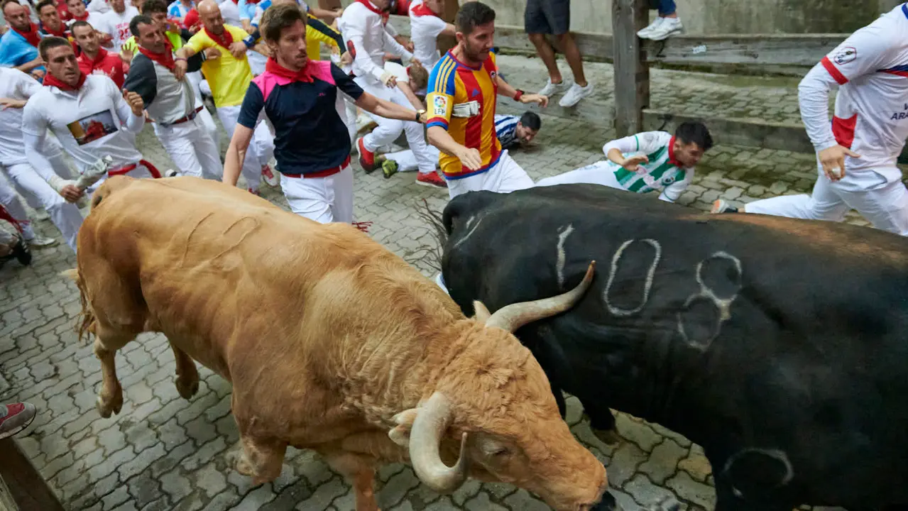 Quinto encierro de San Fermín 2025 con toros de Jandilla desde la bajada al callejón en Telefónica. IRANZU LARRASOAÑA
