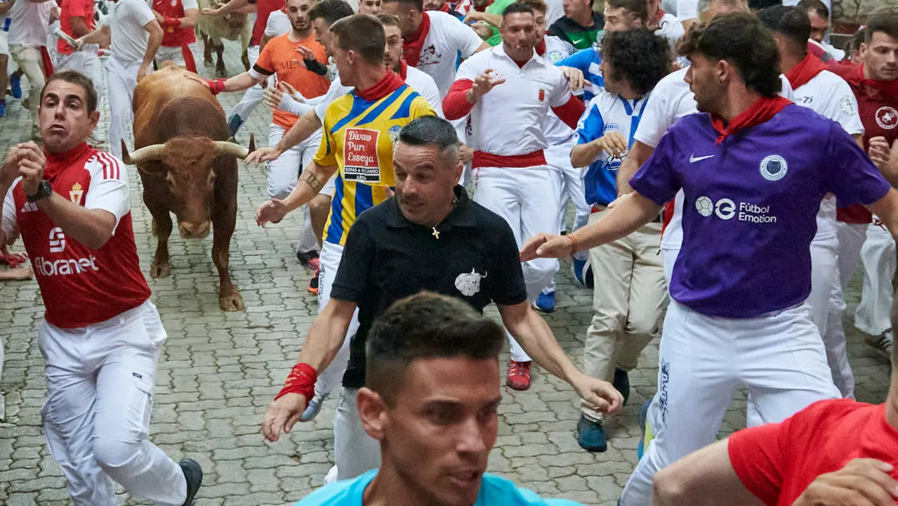 Quinto encierro de San Fermín 2025 con toros de Jandilla desde la bajada al callejón en Telefónica. IRANZU LARRASOAÑA