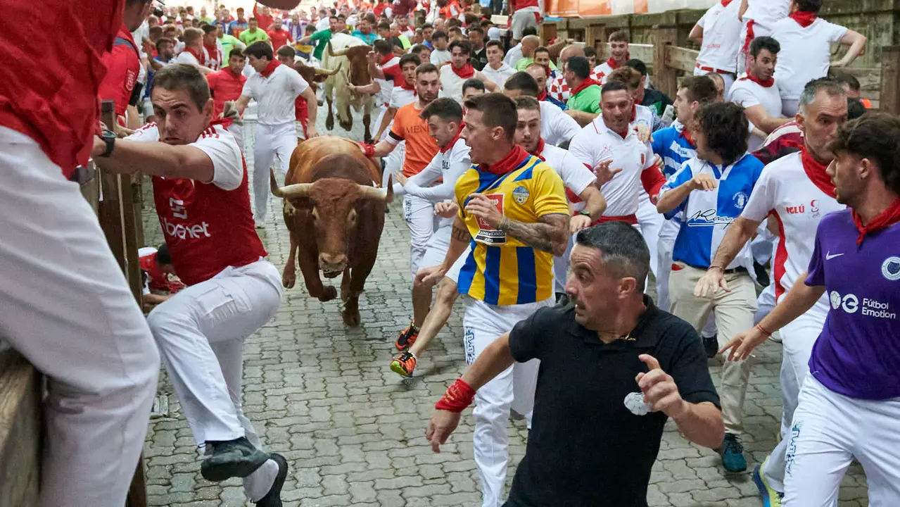 Quinto encierro de San Fermín 2025 con toros de Jandilla desde la bajada al callejón en Telefónica. IRANZU LARRASOAÑA