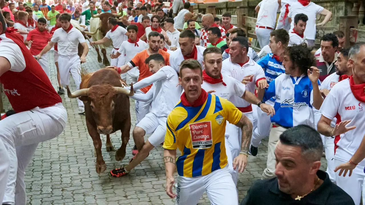 Quinto encierro de San Fermín 2025 con toros de Jandilla desde la bajada al callejón en Telefónica. IRANZU LARRASOAÑA