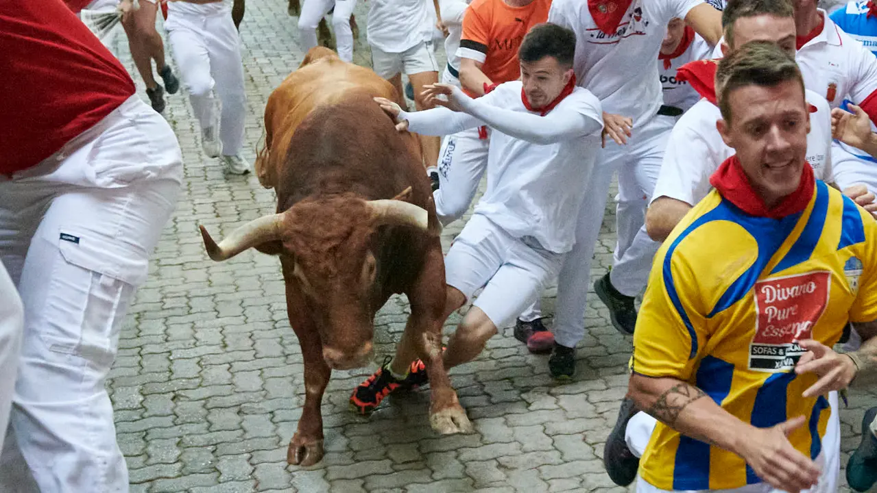 Quinto encierro de San Fermín 2025 con toros de Jandilla desde la bajada al callejón en Telefónica. IRANZU LARRASOAÑA