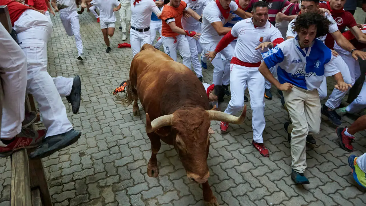 Quinto encierro de San Fermín 2025 con toros de Jandilla desde la bajada al callejón en Telefónica. IRANZU LARRASOAÑA