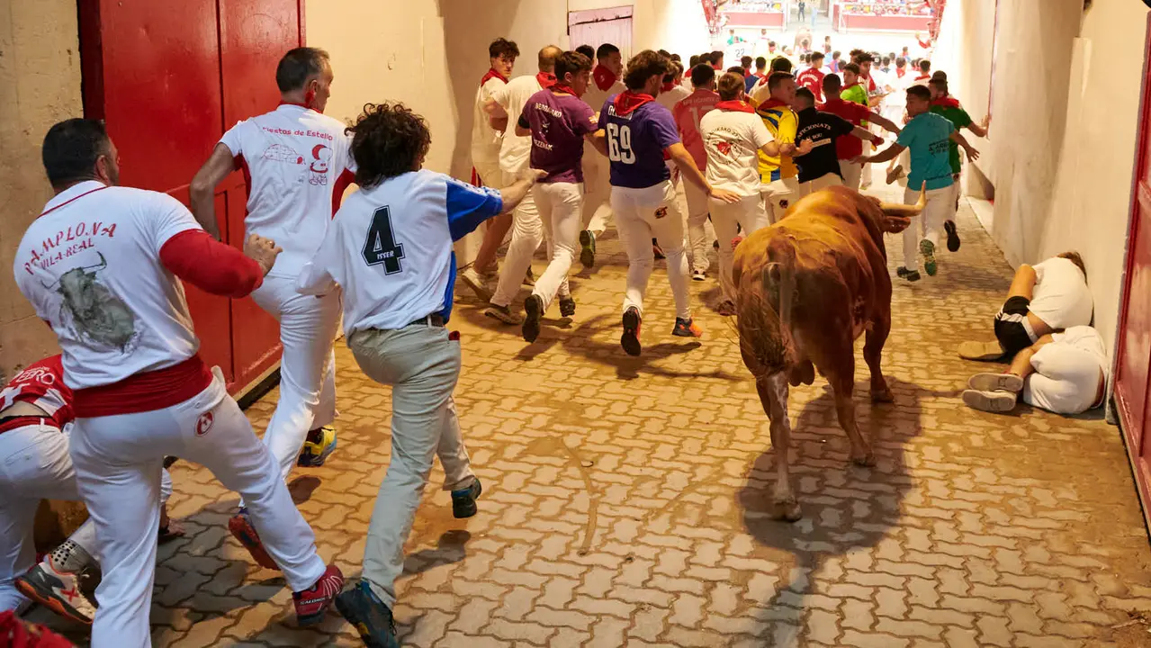 Quinto encierro de San Fermín 2025 con toros de Jandilla desde la bajada al callejón en Telefónica. IRANZU LARRASOAÑA