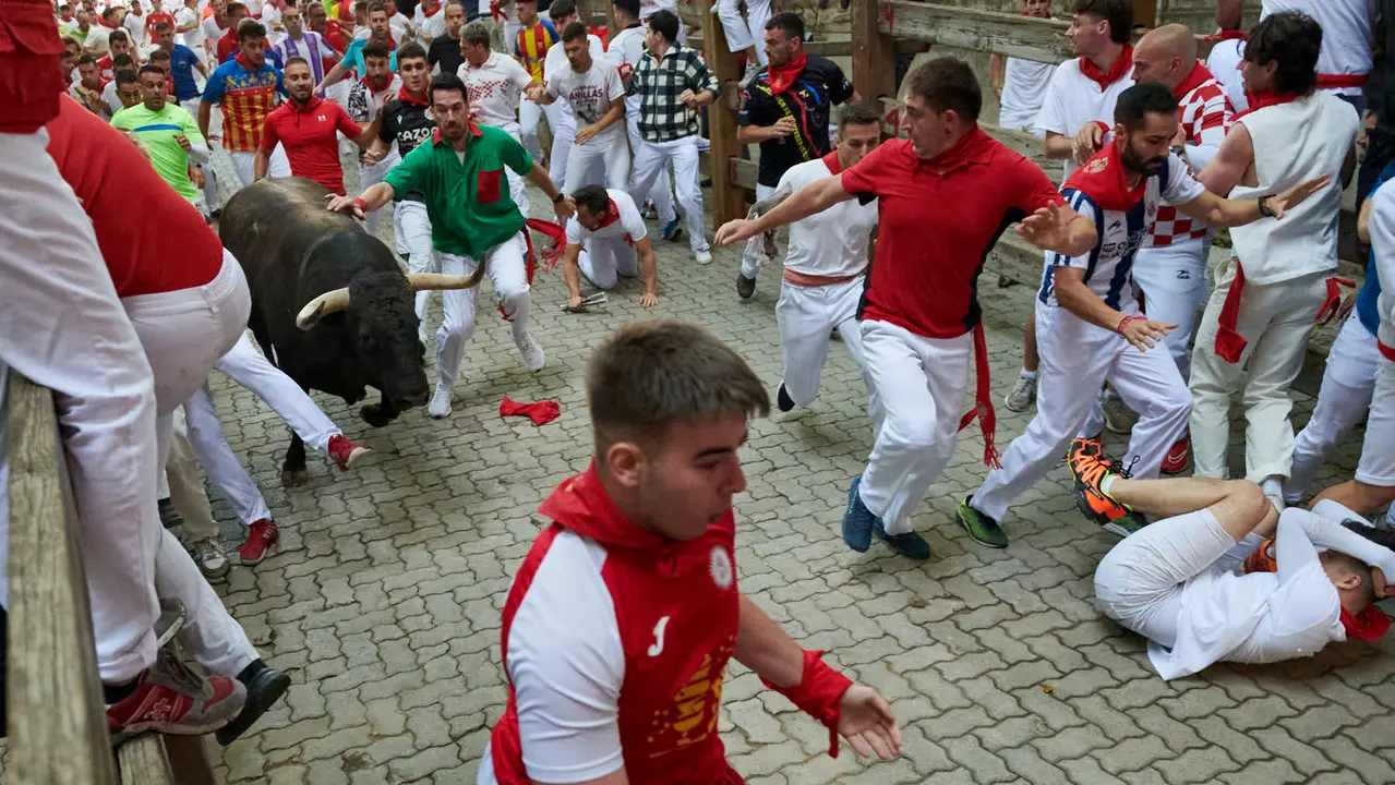 Quinto encierro de San Fermín 2025 con toros de Jandilla desde la bajada al callejón en Telefónica. IRANZU LARRASOAÑA