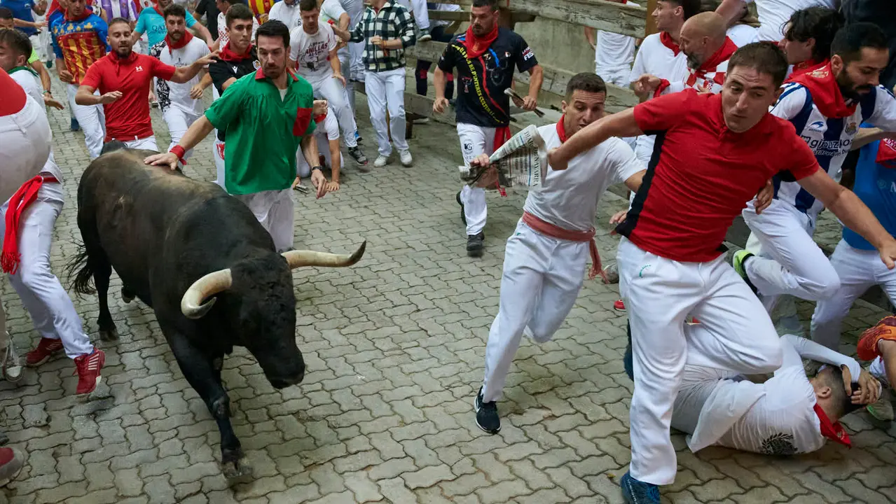 Quinto encierro de San Fermín 2025 con toros de Jandilla desde la bajada al callejón en Telefónica. IRANZU LARRASOAÑA