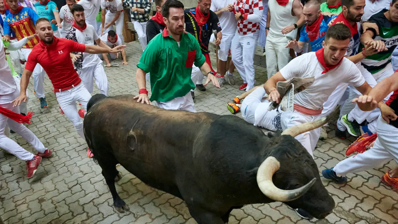 Quinto encierro de San Fermín 2025 con toros de Jandilla desde la bajada al callejón en Telefónica. IRANZU LARRASOAÑA