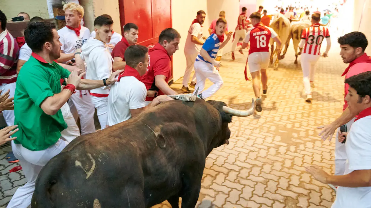Quinto encierro de San Fermín 2025 con toros de Jandilla desde la bajada al callejón en Telefónica. IRANZU LARRASOAÑA