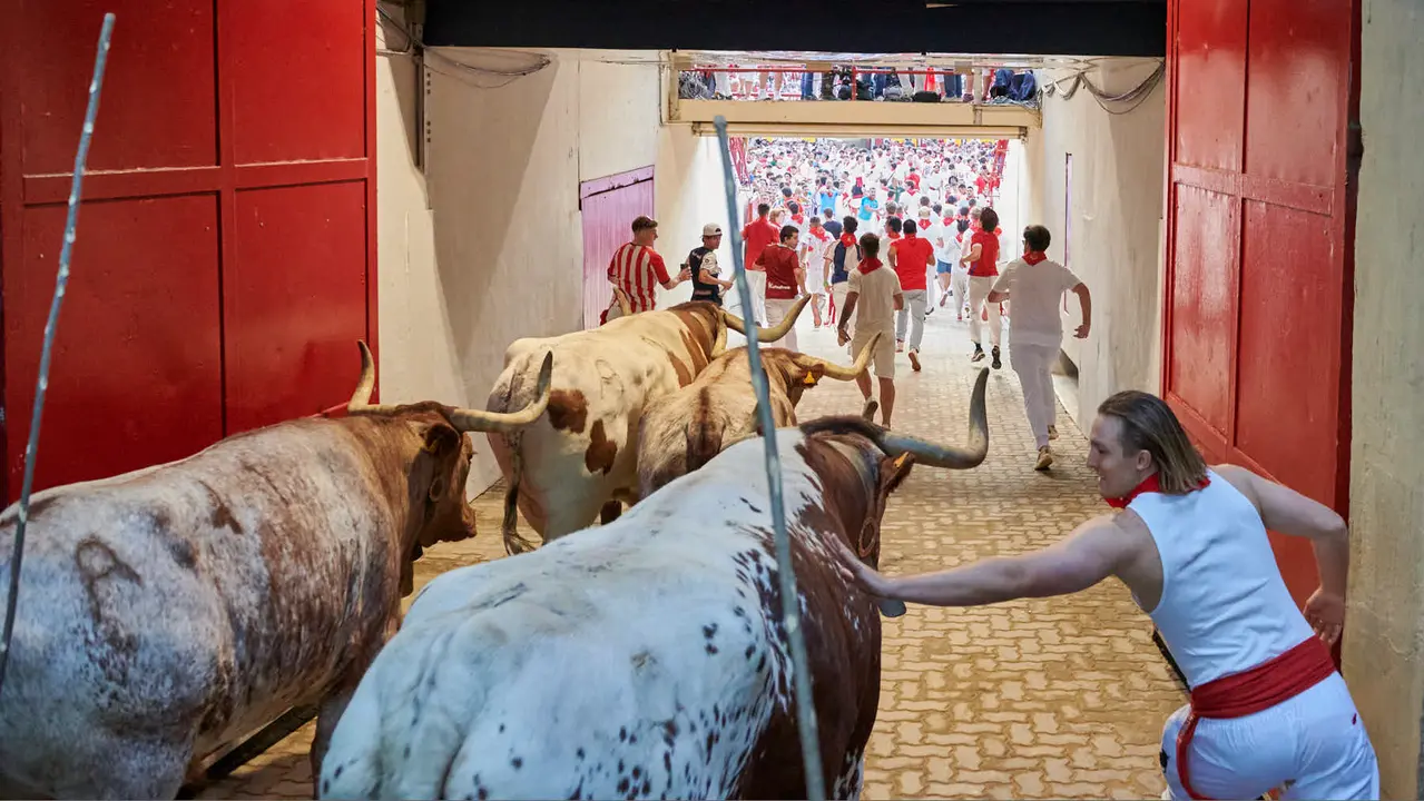 Quinto encierro de San Fermín 2025 con toros de Jandilla desde la bajada al callejón en Telefónica. IRANZU LARRASOAÑA