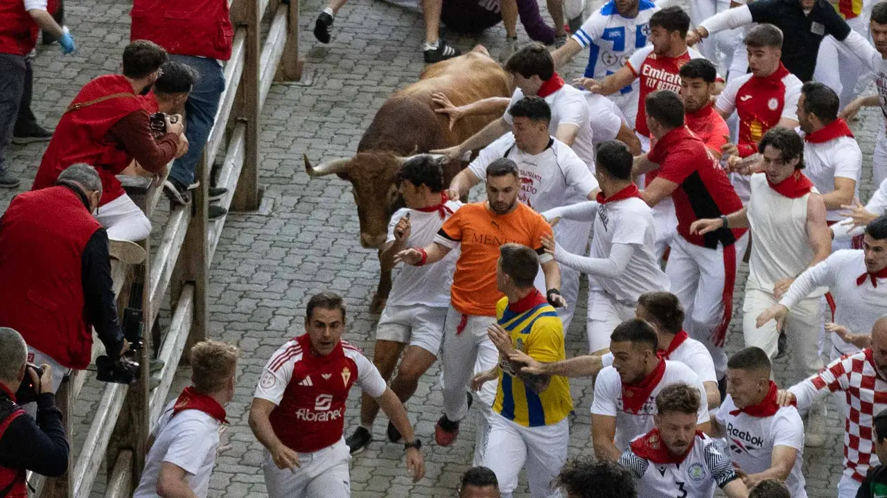 Quinto encierro de San Fermín con toros de Jandilla en bajada del callejón. Maite H. Mateo..-07
