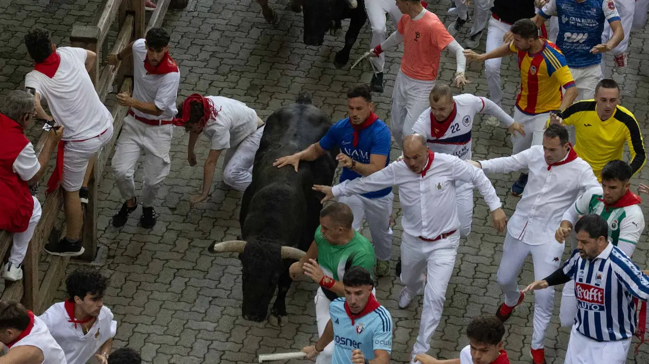 Quinto encierro de San Fermín con toros de Jandilla en bajada del callejón. Maite H. Mateo..-22
