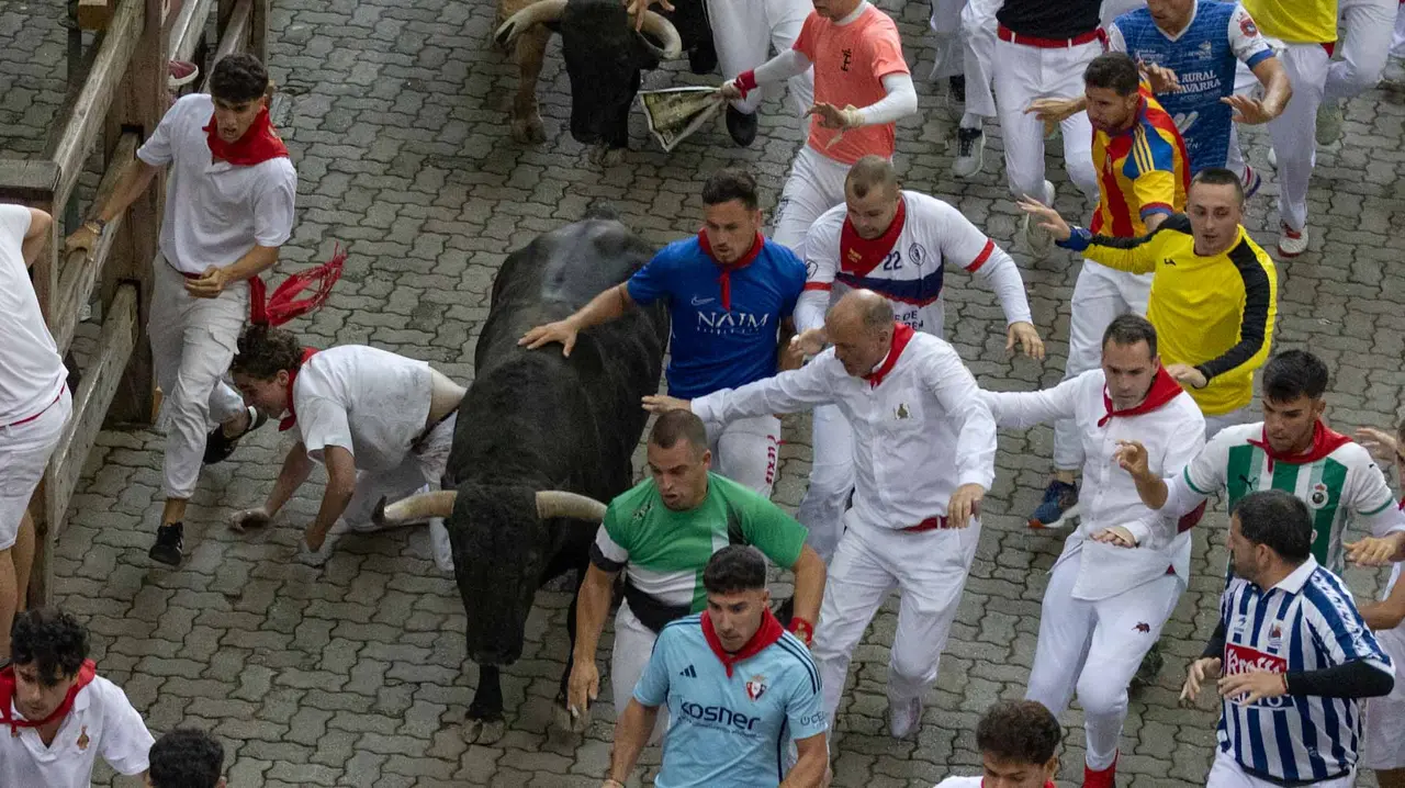 Quinto encierro de San Fermín con toros de Jandilla en bajada del callejón. Maite H. Mateo..-24