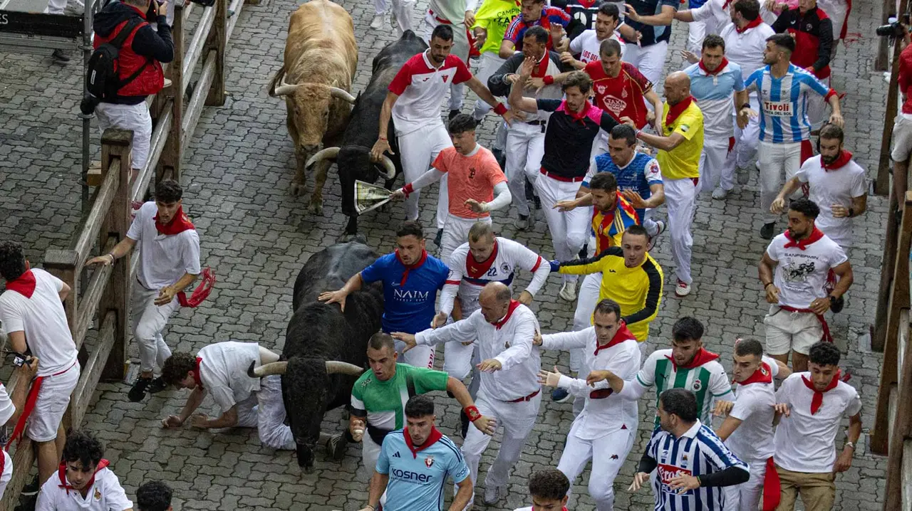 Quinto encierro de San Fermín con toros de Jandilla en bajada del callejón. Maite H. Mateo..-25