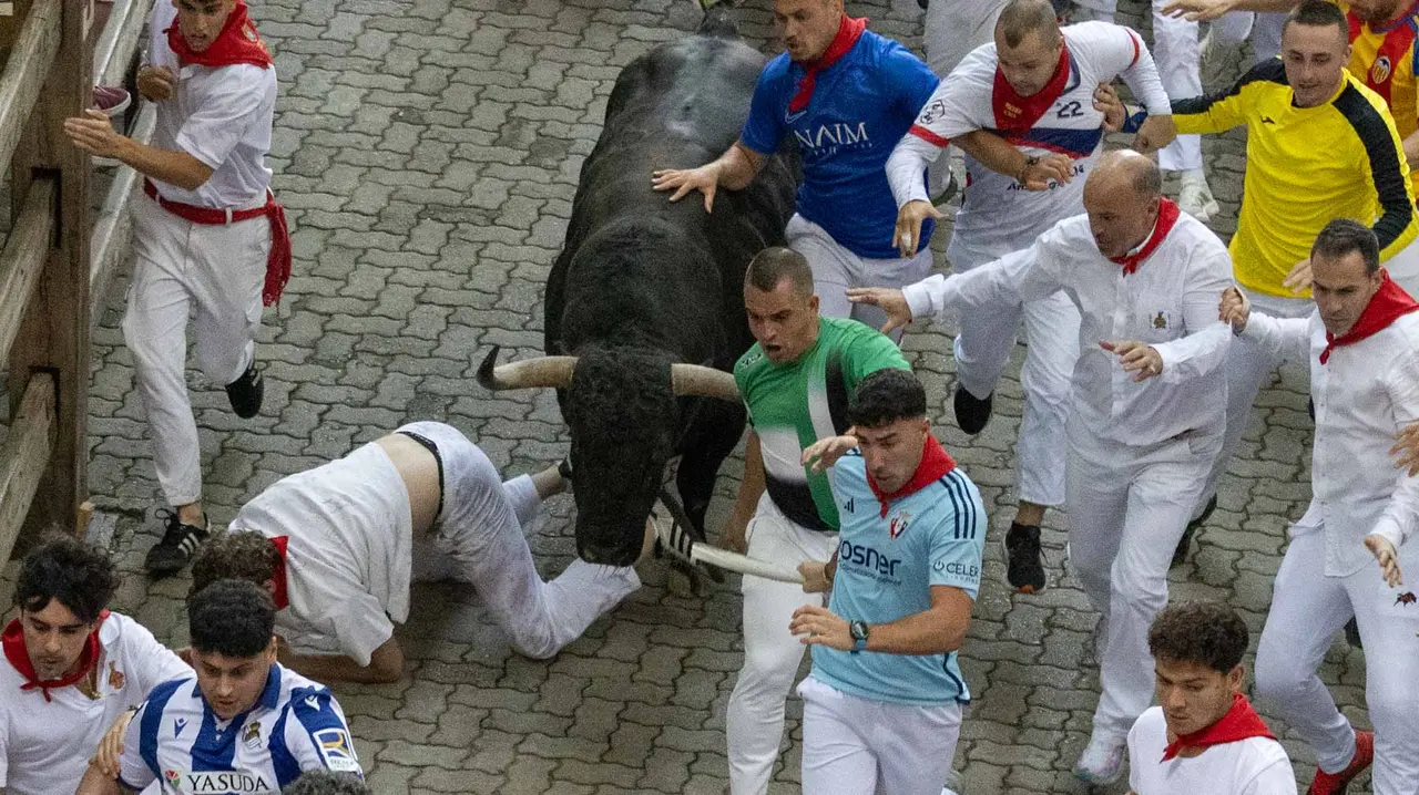 Quinto encierro de San Fermín con toros de Jandilla en bajada del callejón. Maite H. Mateo..-27