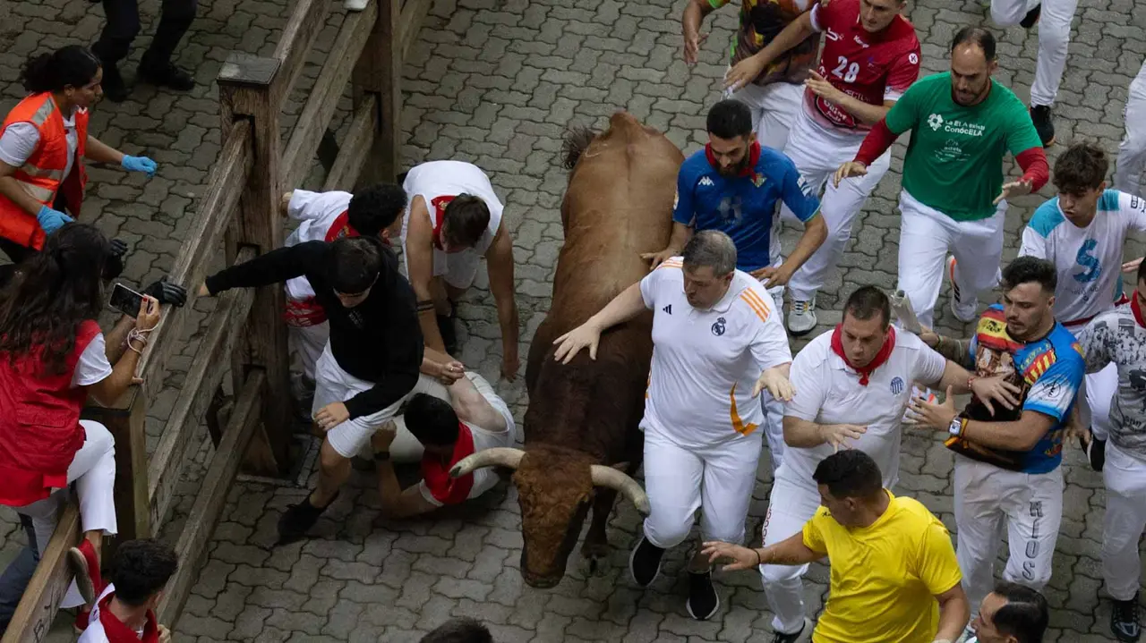 Quinto encierro de San Fermín con toros de Jandilla en bajada del callejón. Maite H. Mateo..-29
