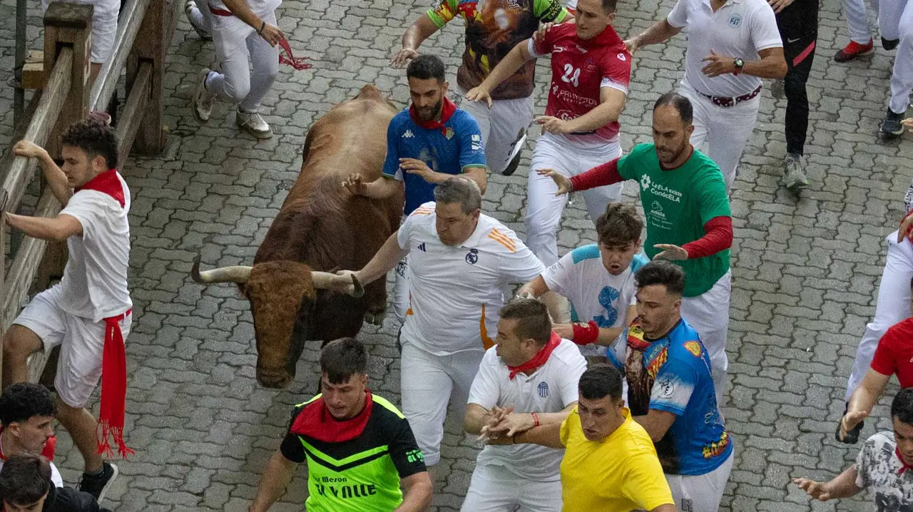 Quinto encierro de San Fermín con toros de Jandilla en bajada del callejón. Maite H. Mateo..-32
