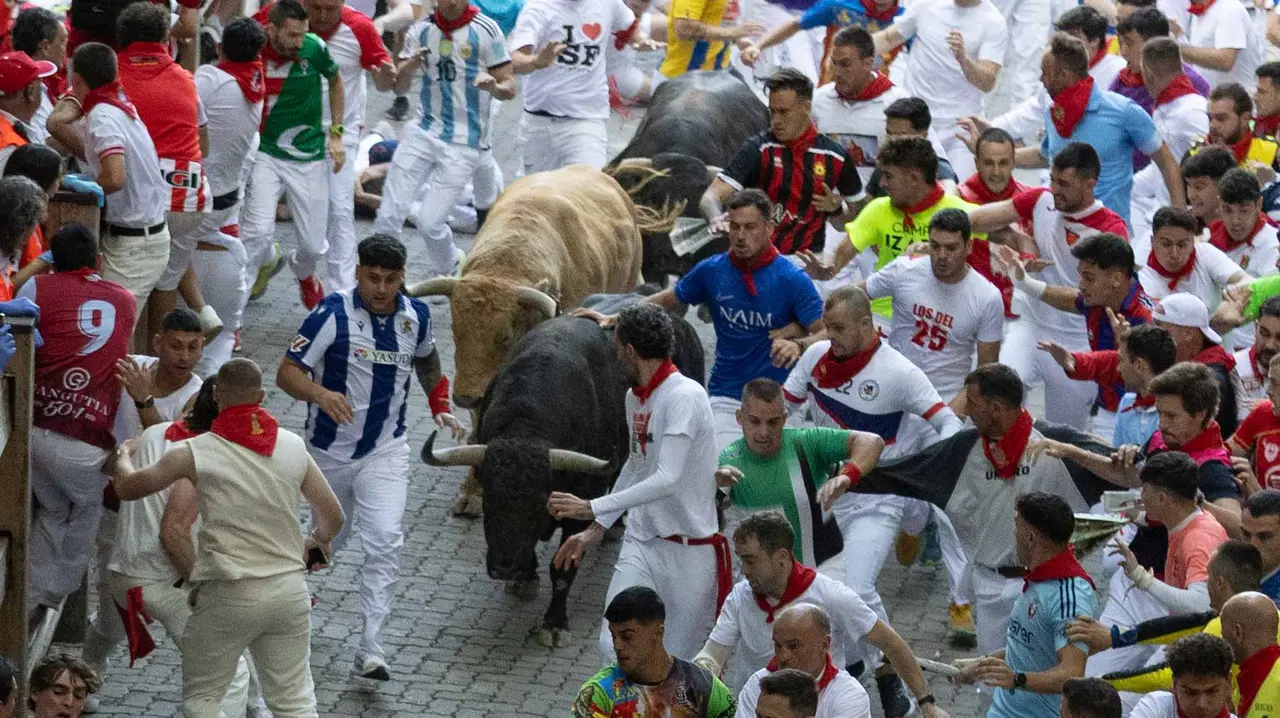 Quinto encierro de San Fermín con toros de Jandilla en bajada del callejón. Maite H. Mateo..-33