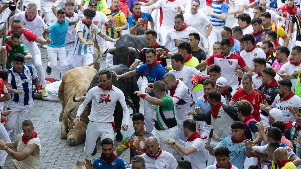 Quinto encierro de San Fermín con toros de Jandilla en bajada del callejón. Maite H. Mateo..-34