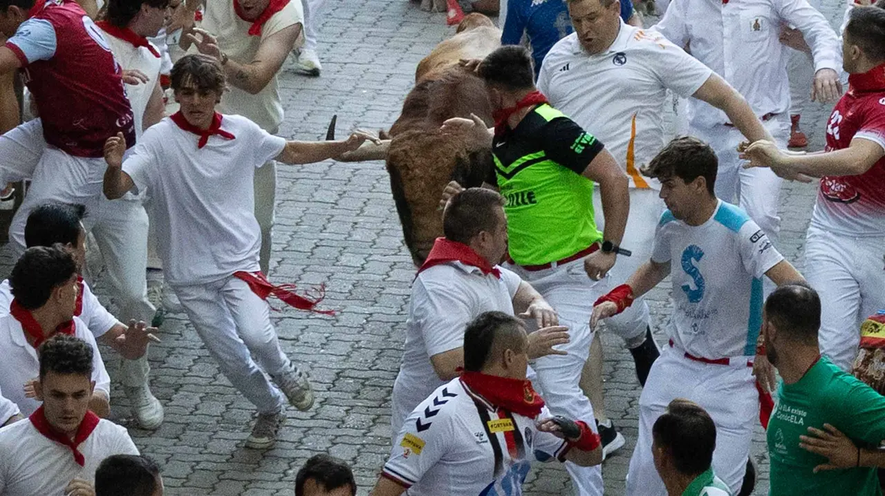 Quinto encierro de San Fermín con toros de Jandilla en bajada del callejón. Maite H. Mateo..-35