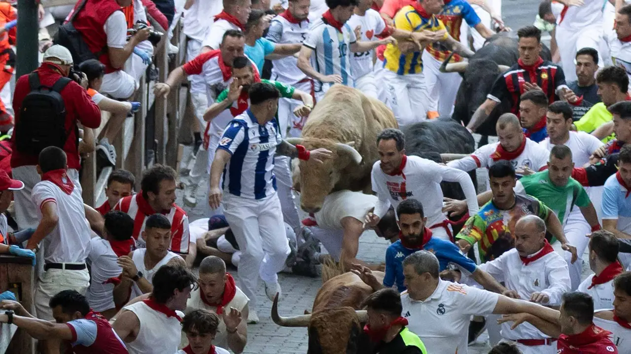 Quinto encierro de San Fermín con toros de Jandilla en bajada del callejón. Maite H. Mateo..-36