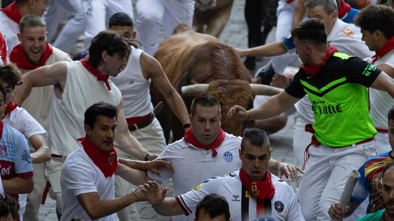 Quinto encierro de San Fermín con toros de Jandilla en bajada del callejón. Maite H. Mateo..-37