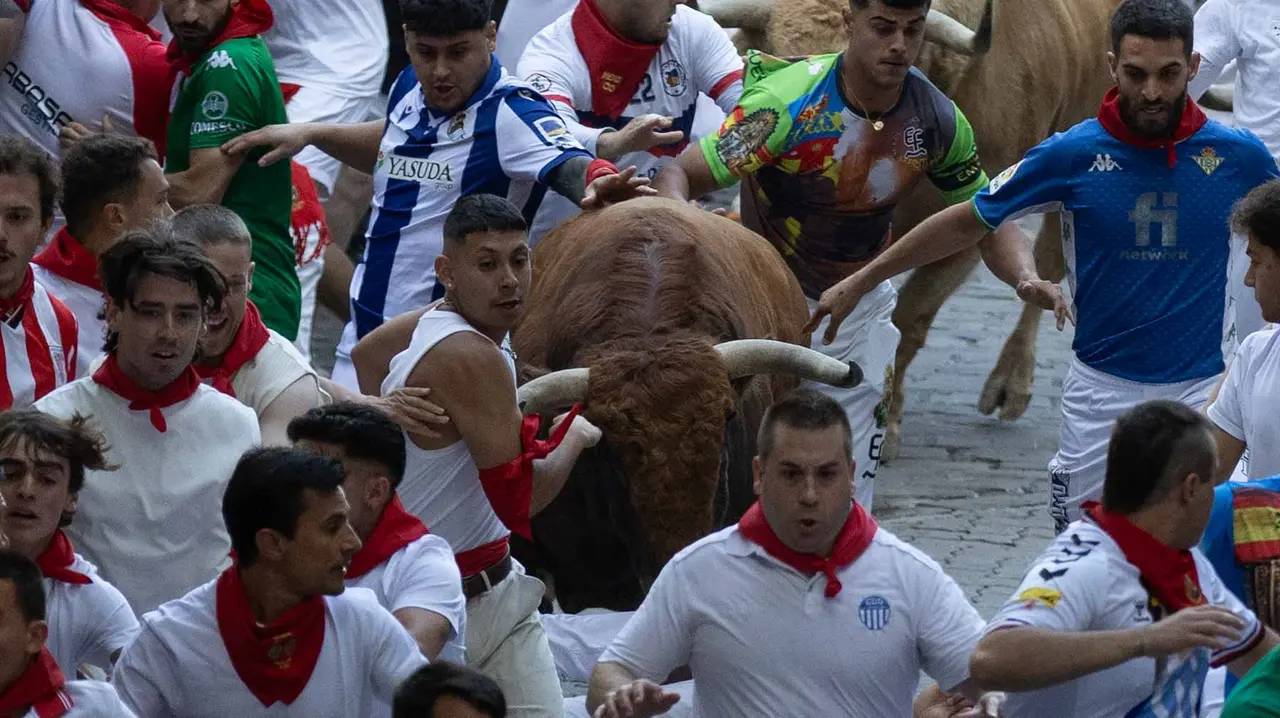 Quinto encierro de San Fermín con toros de Jandilla en bajada del callejón. Maite H. Mateo..-38