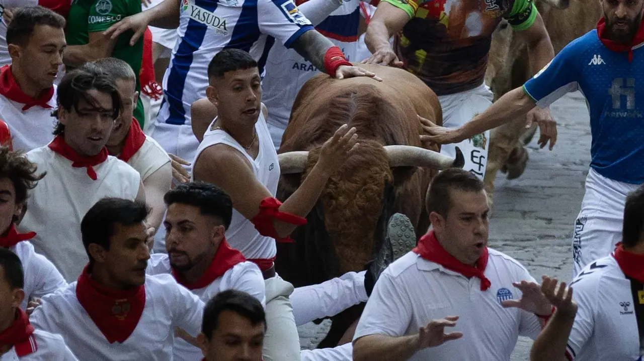 Quinto encierro de San Fermín con toros de Jandilla en bajada del callejón. Maite H. Mateo..-39