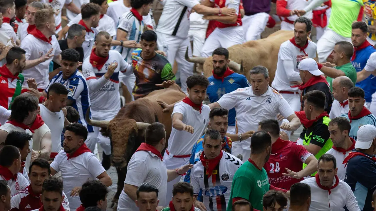 Quinto encierro de San Fermín con toros de Jandilla en bajada del callejón. Maite H. Mateo..-41